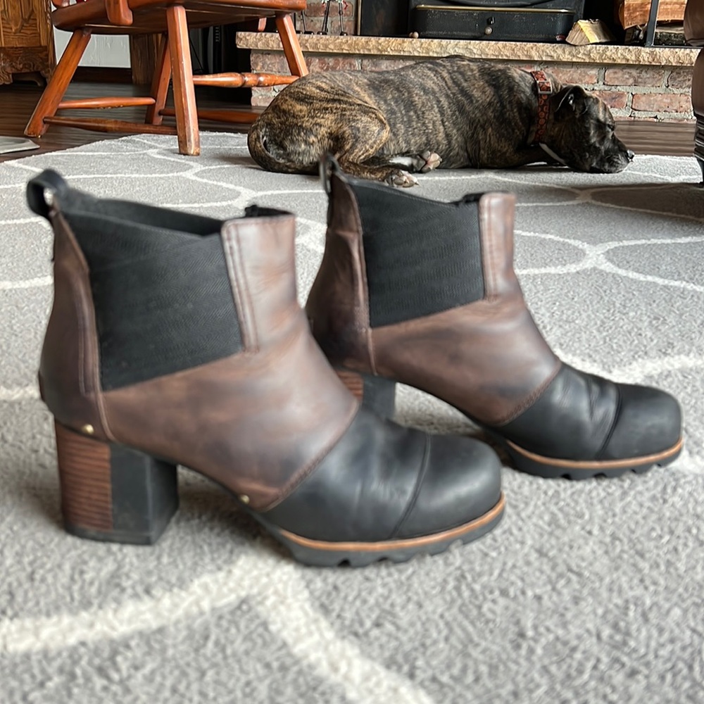 Sorel leather ankle boots, size 9 brown/ black color